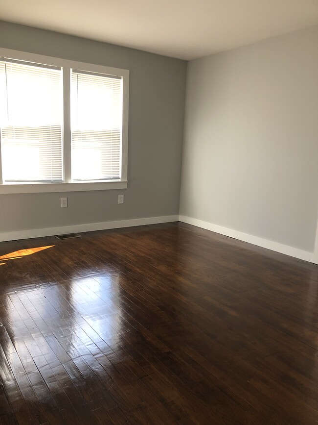 Foto del edificio - 403 E 3rd St