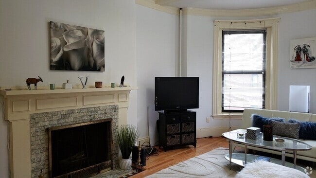 Building Photo - 922 Beacon St