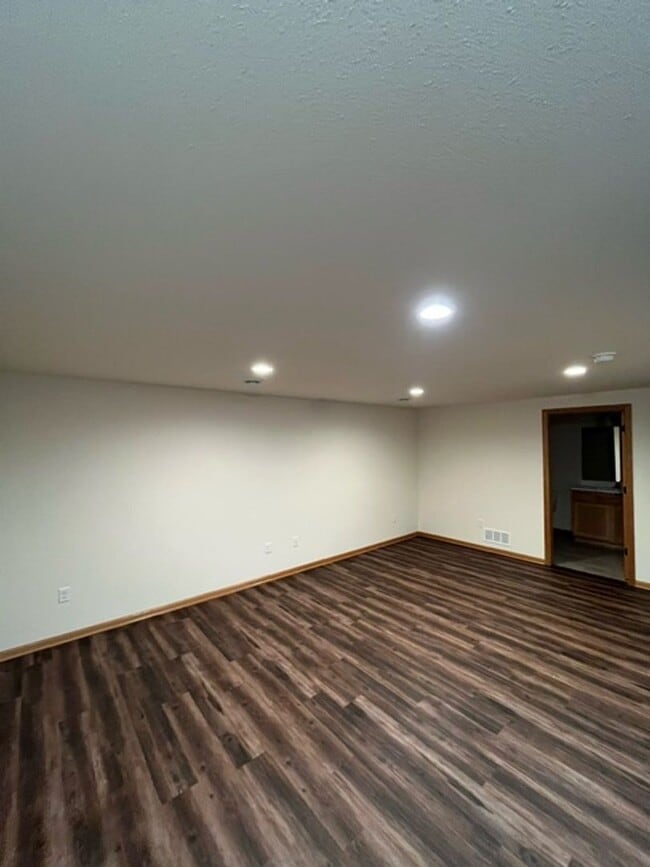 Building Photo - 517