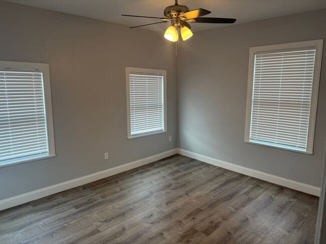 Building Photo - Large 4 bedroom West Tampa Bungalow
