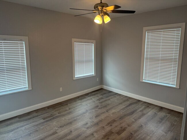 Foto del edificio - Large 4 bedroom West Tampa Bungalow