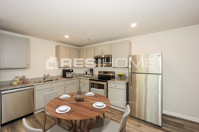 Foto del edificio - 465 Fairview Oak Pl