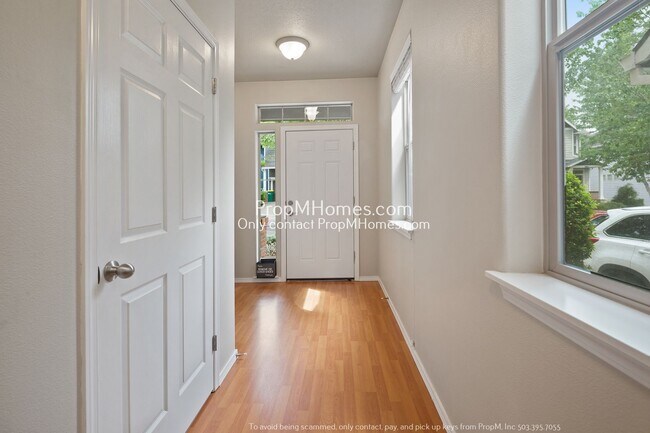 Building Photo - Light & Bright Three Bedroom Home in Aloha!