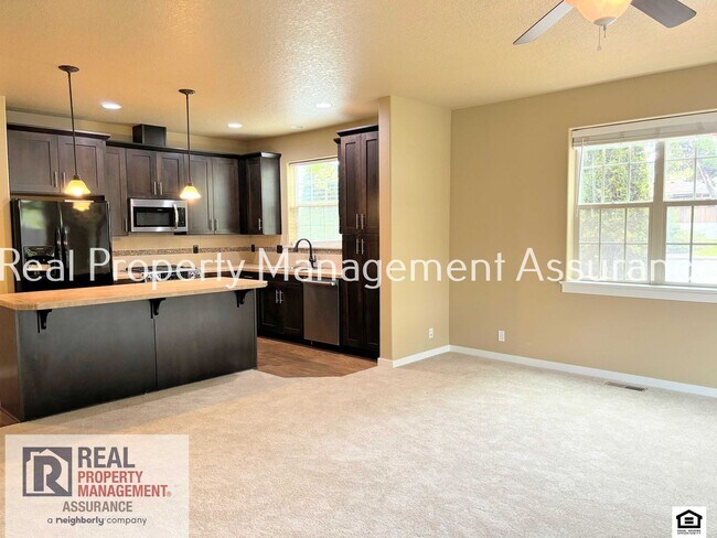 Foto del edificio - Spacious 2BR Townhome with Garage Parking in Prime Beaverton Location!