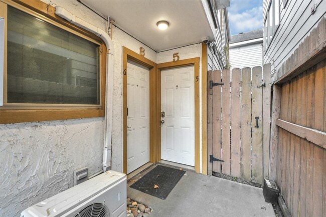 Building Photo - 1607 Welch St