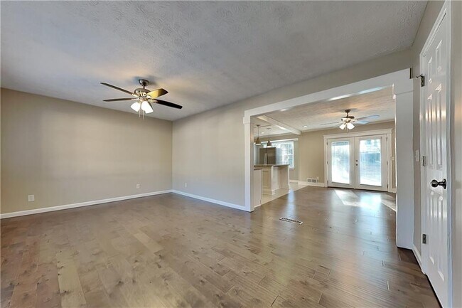 Building Photo - 4656 Lincoln Way SW