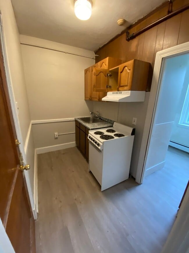 Building Photo - 423 Pelham St