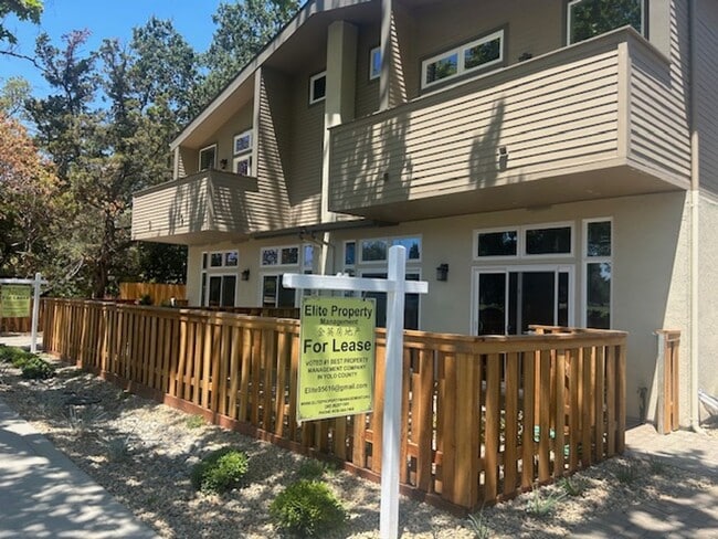 Building Photo - BRAND NEW! 3 bed 2.5 bath Right Next to UCD