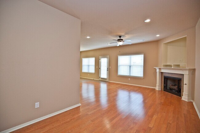 Foto del edificio - ***901 Oakwood Lane***