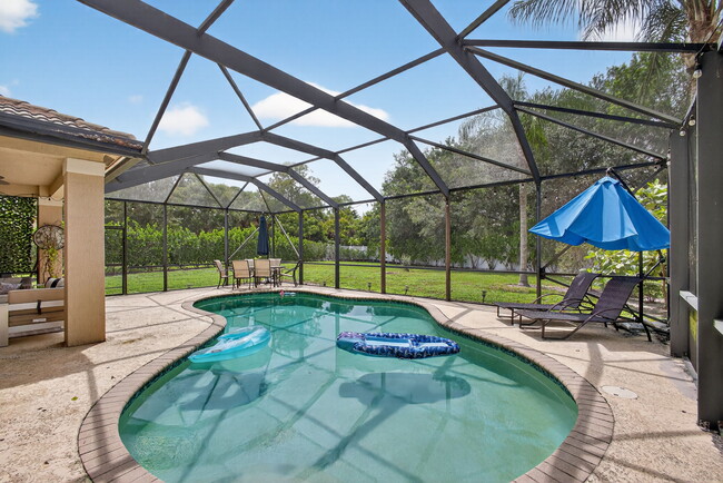 Piscina - 8110 Bautista Way