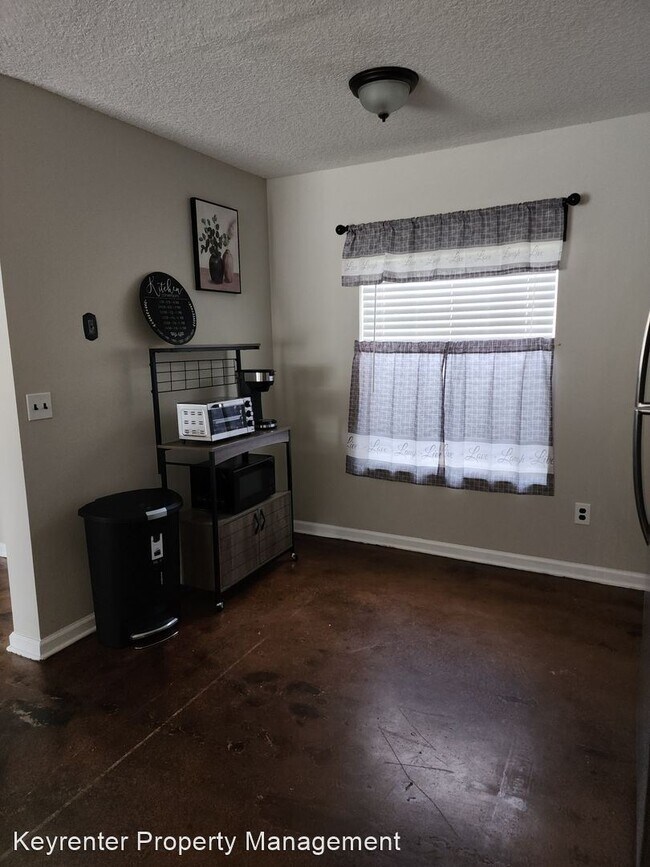 Building Photo - 3 br, 2.5 bath House - 1635 Vineland Cir U...