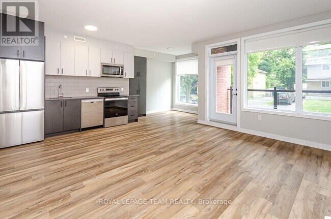 Photo du bâtiment - 1291 Summerville Ave