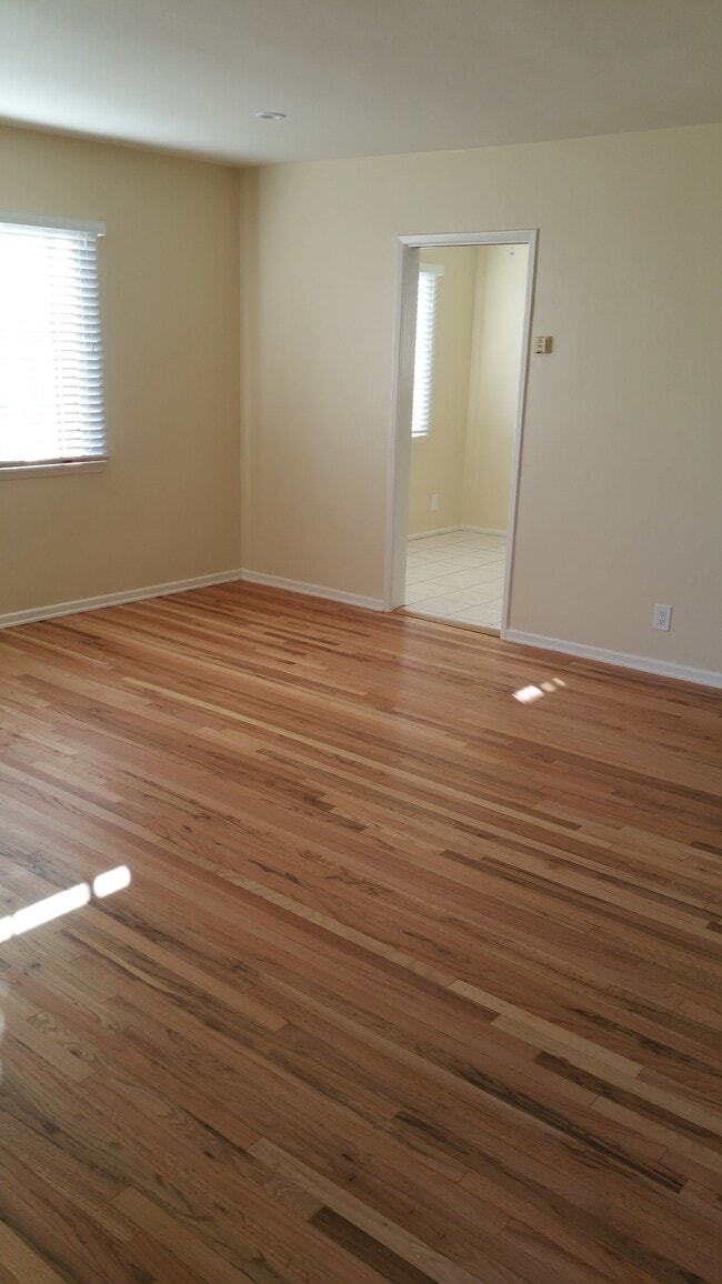 Building Photo - 3636 Kelton Ave
