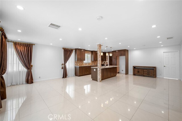 Foto del edificio - 8337 Valecrest Dr