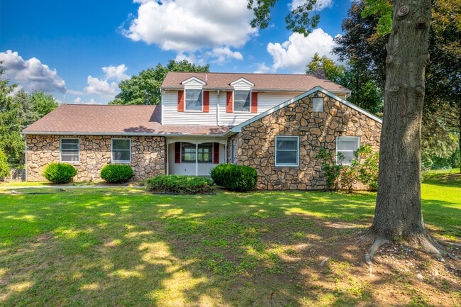 Building Photo - 3250 Vista Dr
