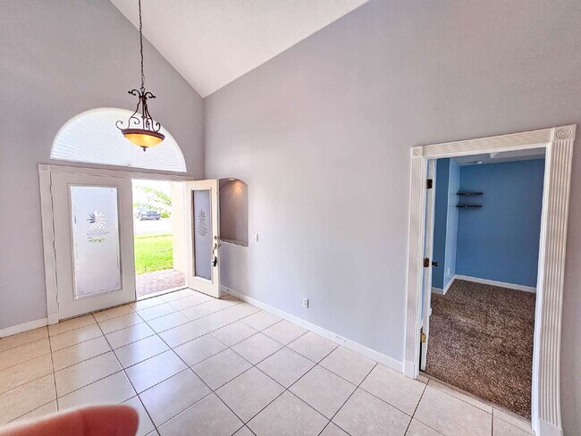 Foto del edificio - Waterfront Pool Home in Desirable Sunset Lakes