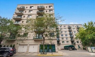Building Photo - 680 N Green St