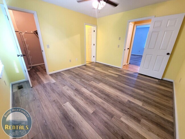 Foto del edificio - Charming 2BR/1.5BA Townhome Near the Green...