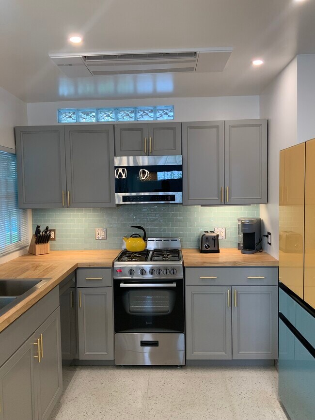 Foto del edificio - 1031 N Palm Canyon Dr