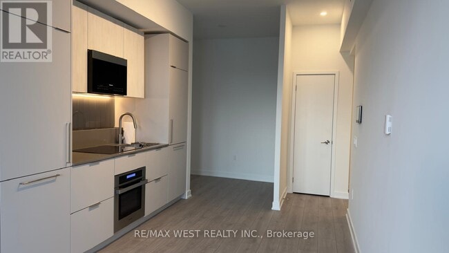 Building Photo - 1 Fairview Rd E