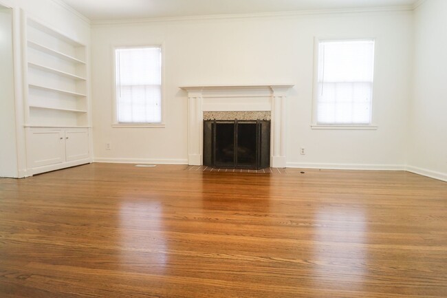 Building Photo - Stunning 2 Bed 1 Bath In Midtown Charmer: ...