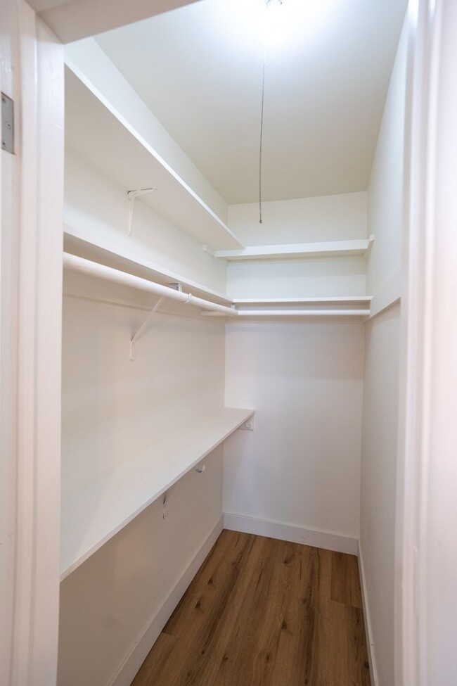 Building Photo - Spacious 1/1 Located in Central Torrance