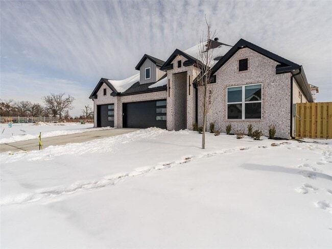 Building Photo - 311 Hedge Dr