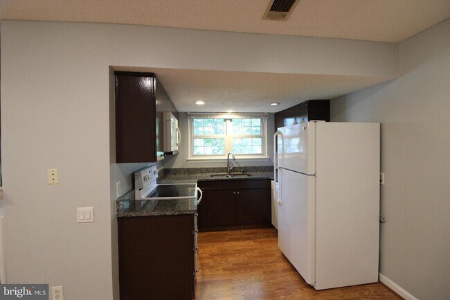 Building Photo - 3901 Golf Tee Ct
