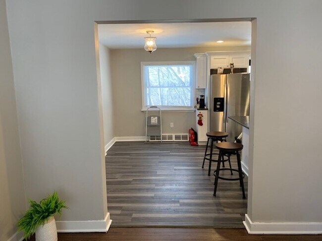 Foto del edificio - MODERN 2 BEDROOM, 1 BATHROOM TOWNHOUSE - GARFIELD