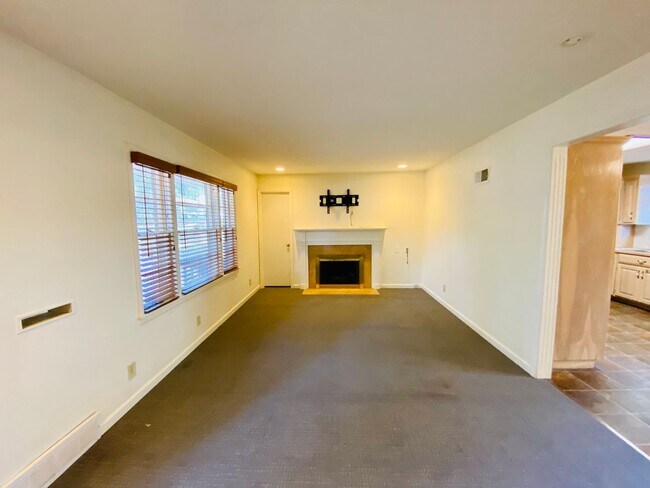 Foto del edificio - {5639} Spacious Ranch + Two Separate Living Quarters + Fenced Yard!