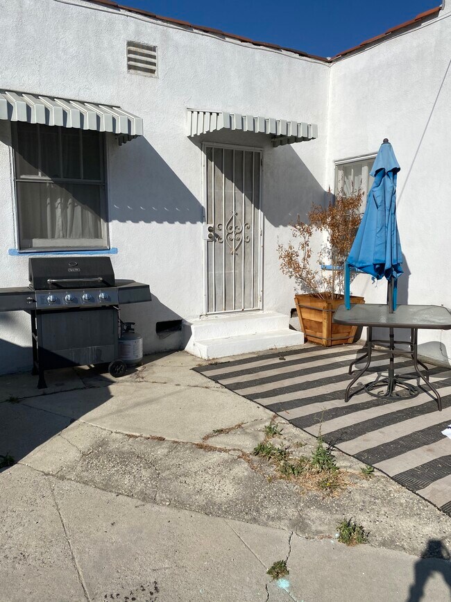Entrada principal - 8947 Hubbard St