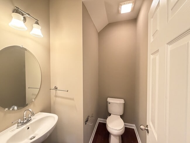 Building Photo - 3329 Fernview Dr
