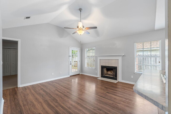 Foto del edificio - 1911 Summer Hills Ln