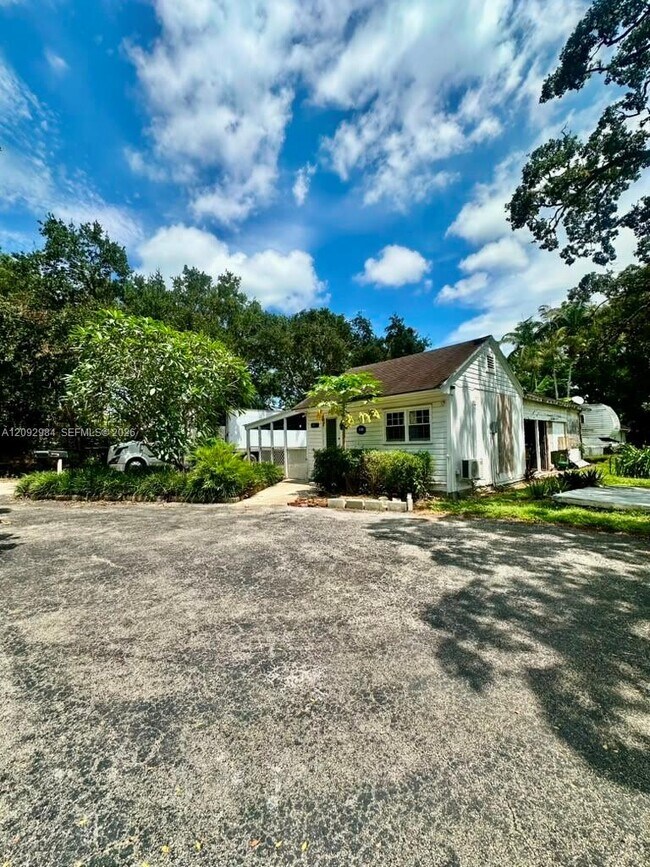 Foto del edificio - 2151 N Krome Ave
