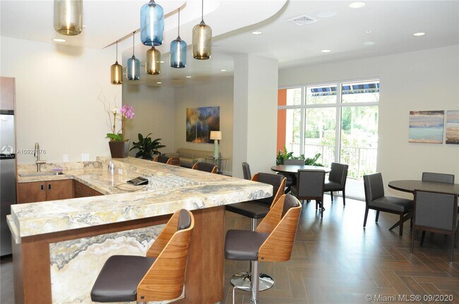 Foto del edificio - 987 SW 37th Ave