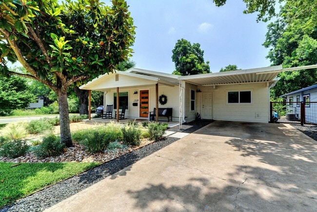 Building Photo - Fantastic 3/2 Home - Designer Style Living...