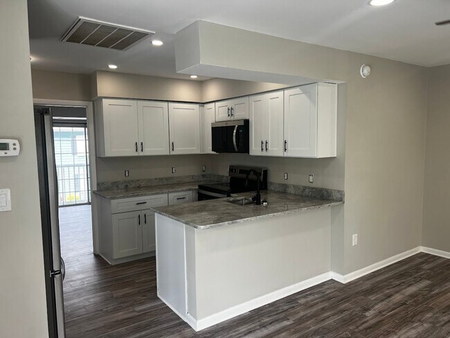 Foto del edificio - Totally Renovated and a Walk to the Beach!