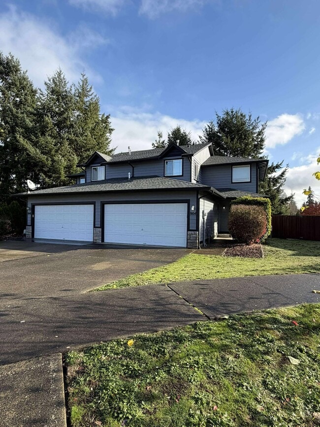 Building Photo - 904 Avalon Ct SE