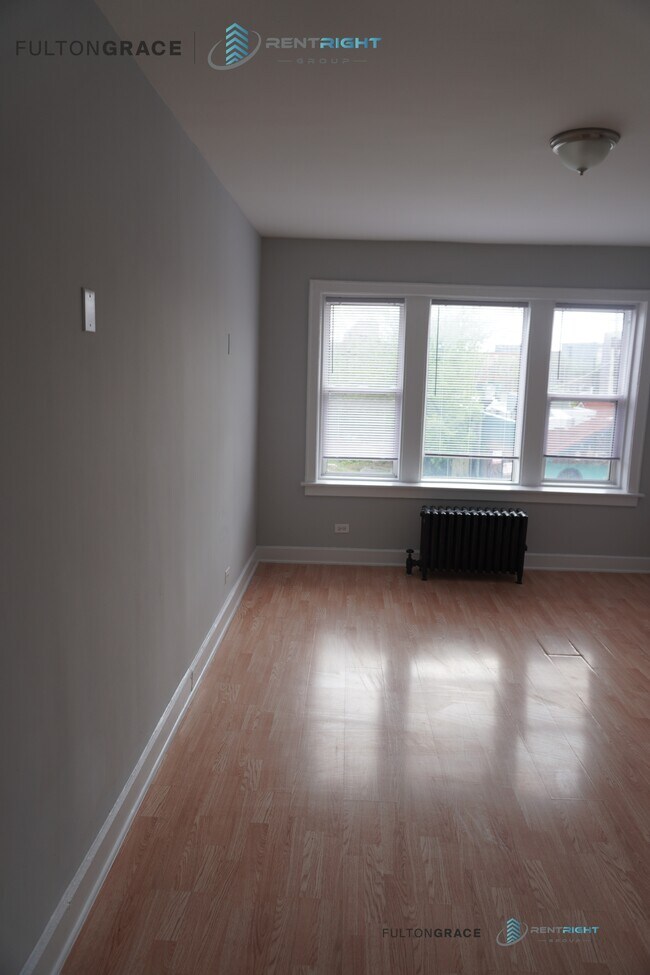 Foto del edificio - 3244 N Pulaski Rd