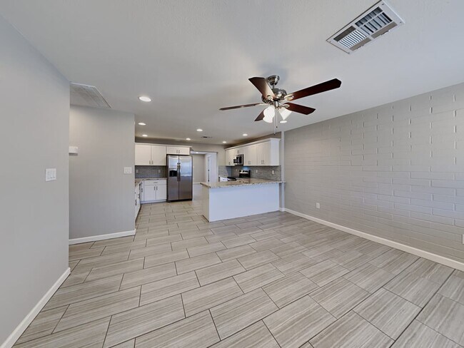 Building Photo - 422 E Papago Dr