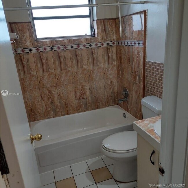 Foto del edificio - 1581 NE 8th St