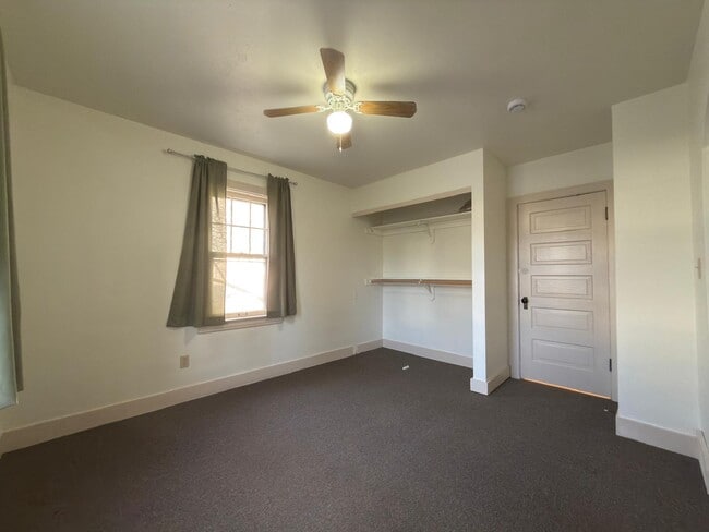 Foto del edificio - 320 E Indiana Ave