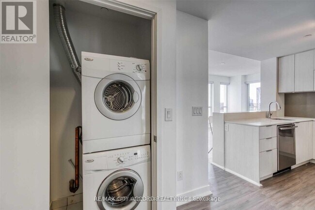 Building Photo - 170 Sumach St