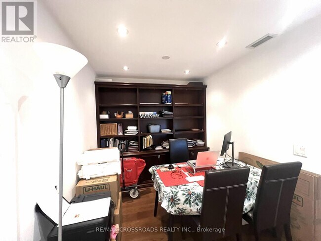 Building Photo - 763 Bay St.