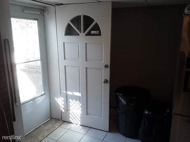 Building Photo - 2 br, 1 bath Apartment - 186 Van Cleaf Lane B