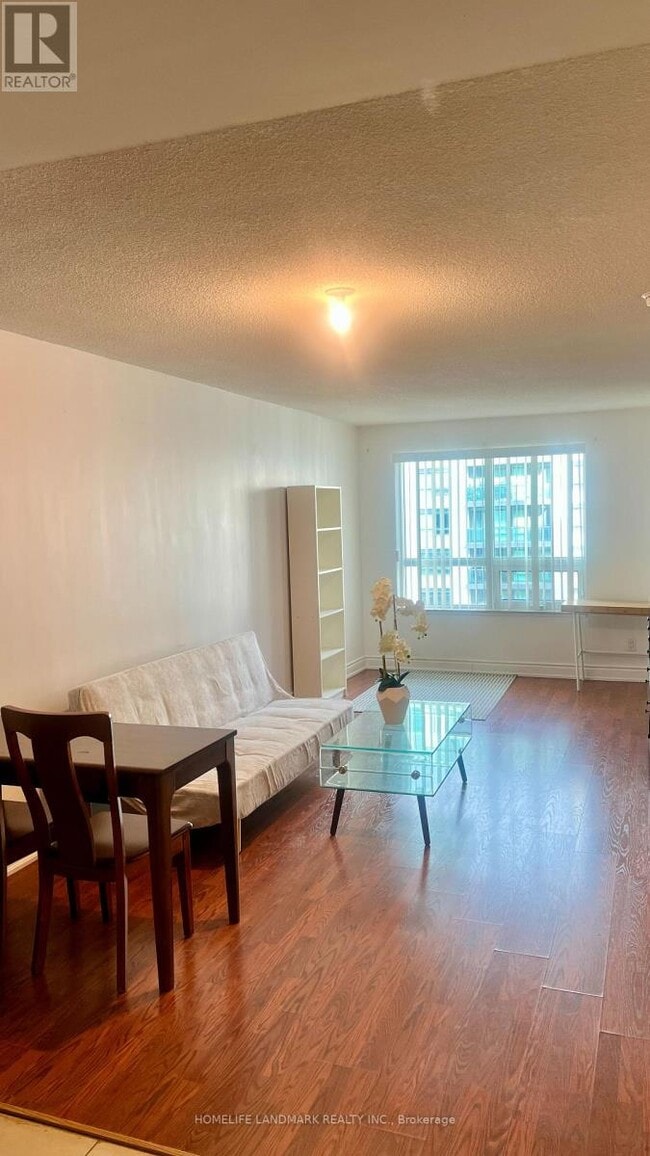 Photo du bâtiment - H-60 S Town Centre Blvd