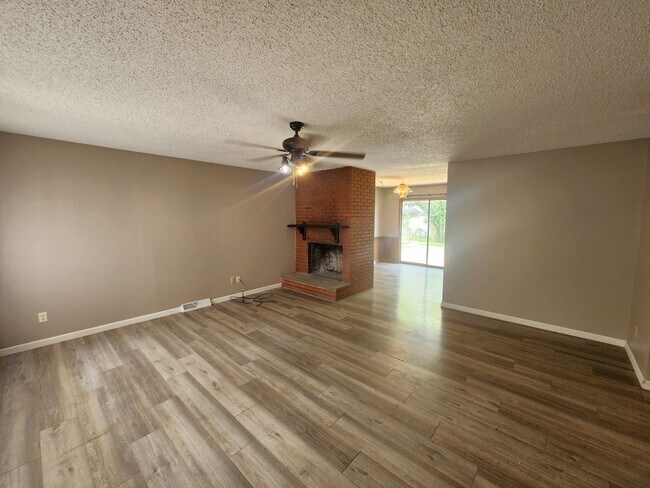Building Photo - Large 3BR, 1.5BTH rancher with fenced back...