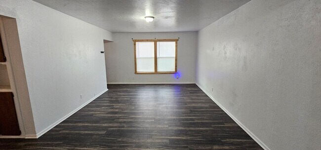 Building Photo - Beautiful 4 bedroom, 1 bath home on corner...