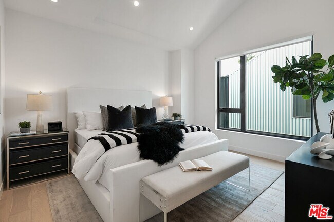 Foto del edificio - 5164 W Mid City Ct