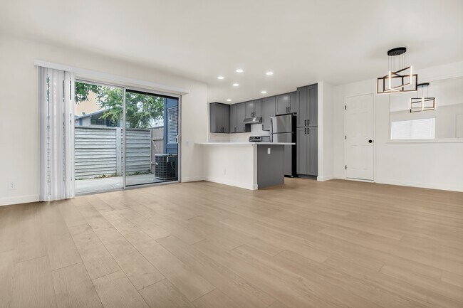 Foto del edificio - 819 Silver Fir Rd